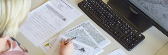 Persoon bezig met administratie